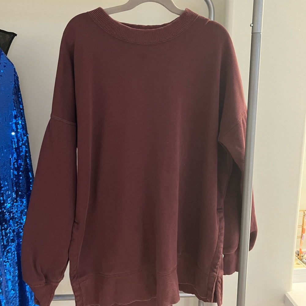 Aerie Woman’s Maroon Side Cut Crewneck Sweatshirt Great Condition